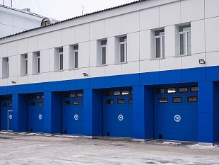 Промышленные секционные ворота DoorHan серии isd01 6300x6000 с окнами