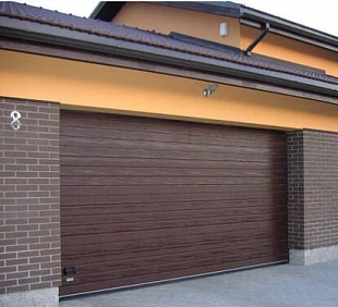 Металлические секционные ворота серии rsd02lux (люкс) DoorHan красно-коричневые